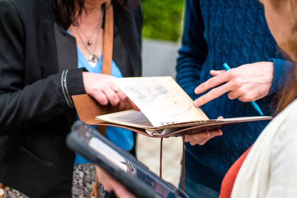 Un carnet ouvert pendant un jeu de piste d'un séminaire en extérieur