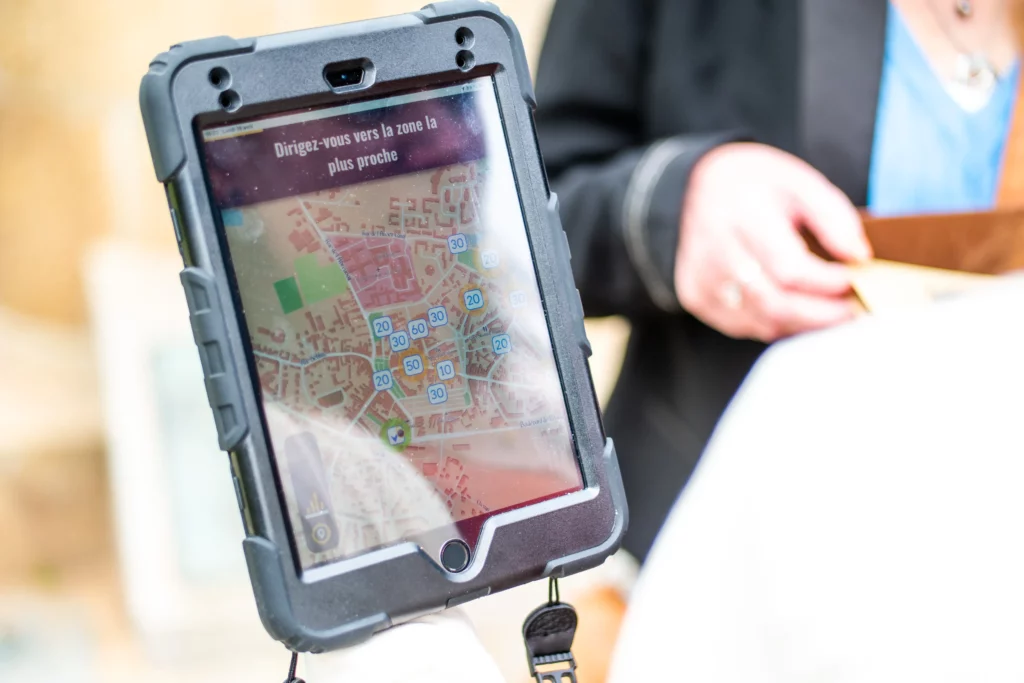 Une vue d'une tablette avec un jeu de piste pour un team building