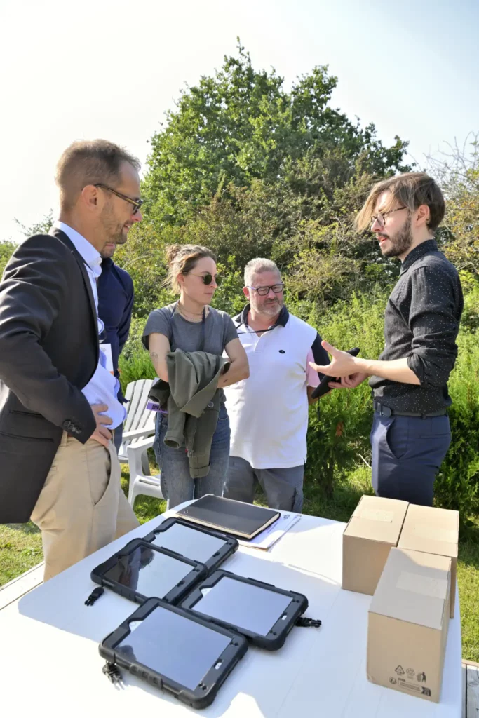 Une personne prépare un team building et un séminaire pour une entreprise