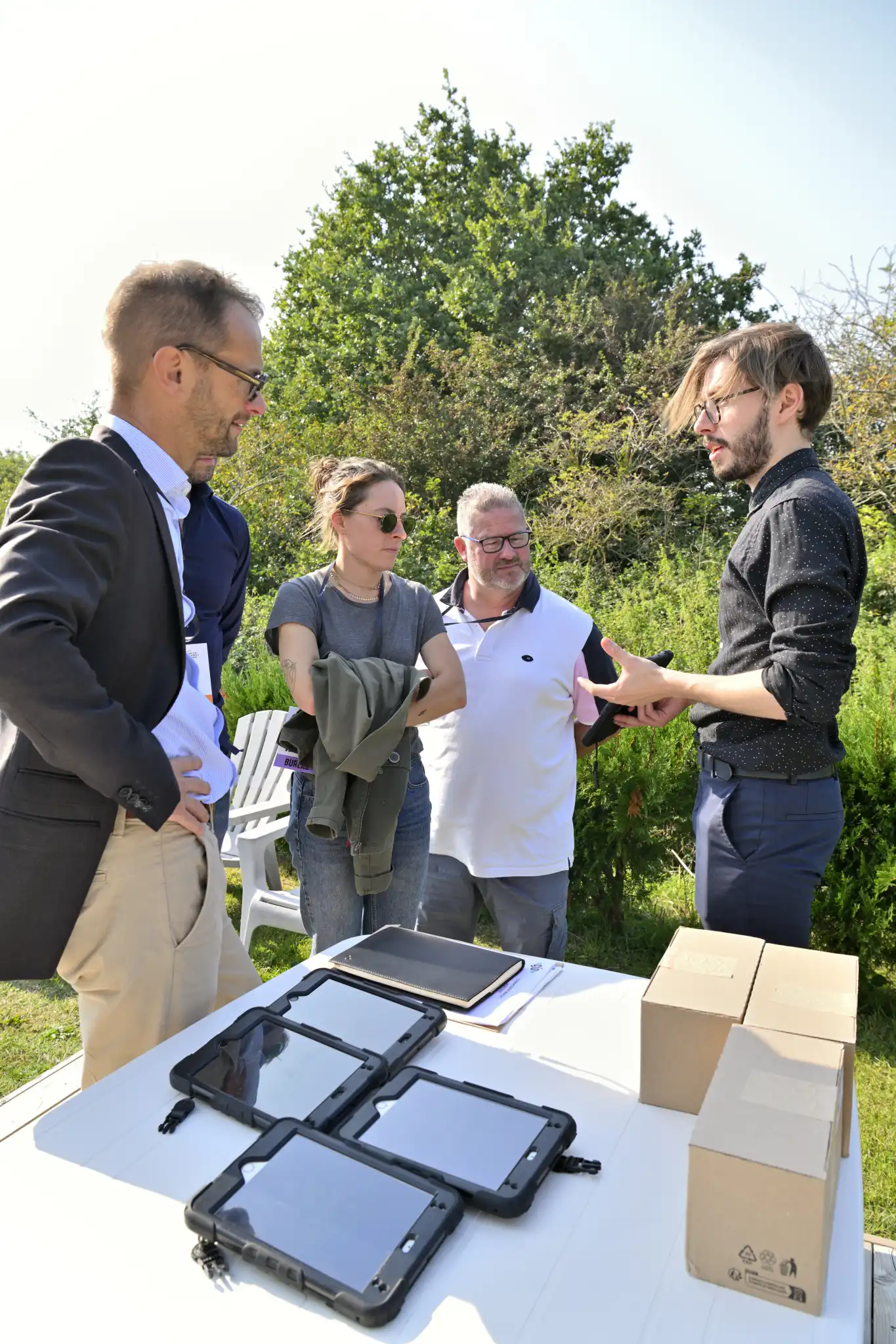 Une personne prépare un team building et un séminaire pour une entreprise