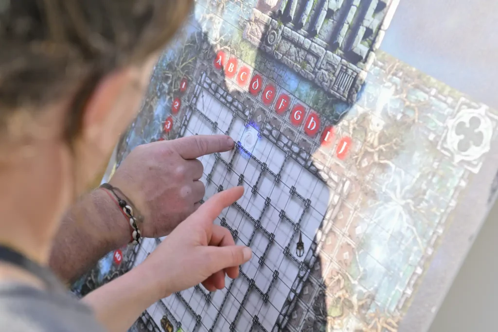 Une équipe tente de trouver la sortie d'un labyrinthe pendant un séminaire