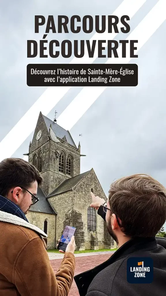 Une personne pointe l'église de Sainte-Mère-Église pendant un jeu de piste en séminaire