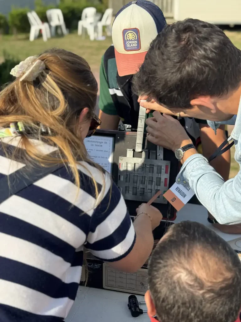 Des équipes en séminaire tente de résoudre une énigme
