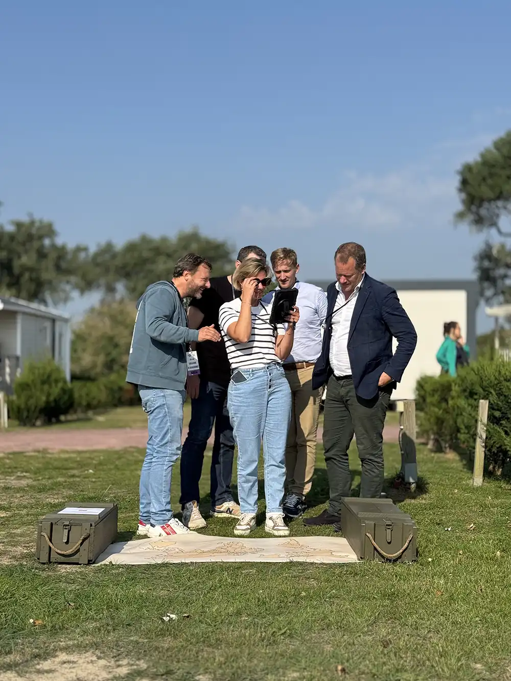 Une équipe regarde une application pendant une activité de tema building