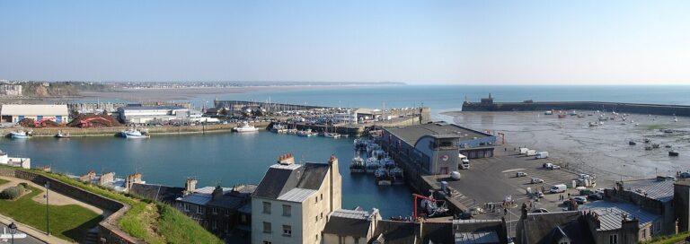 Vue panoramique du port de Granville, dans la Manche, pour un team building Block-Event