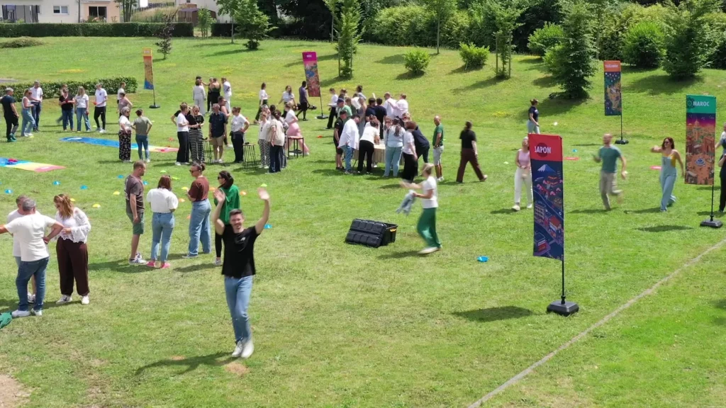 Team building Normandie organisé par un prestataire clé en main, vue aérienne d une olympiade d entreprise Block Event
