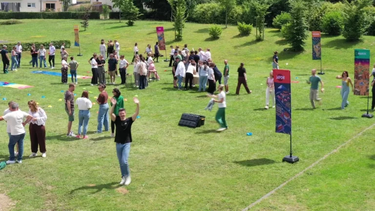 Team building Normandie organisé par un prestataire clé en main, vue aérienne d une olympiade d entreprise Block Event