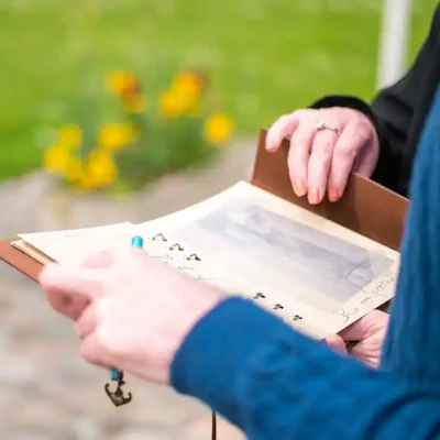 une équipe lit un carnet pour un jeu de piste pendant un séminaire