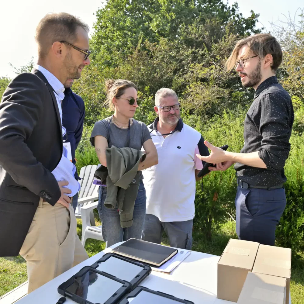 Une personne prépare un team building et un séminaire pour une entreprise