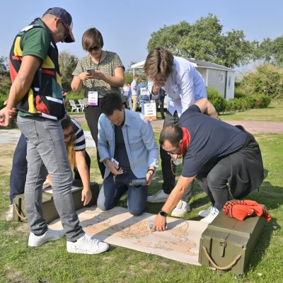 Une équipe fait un quizz géographique pendant un séminaire