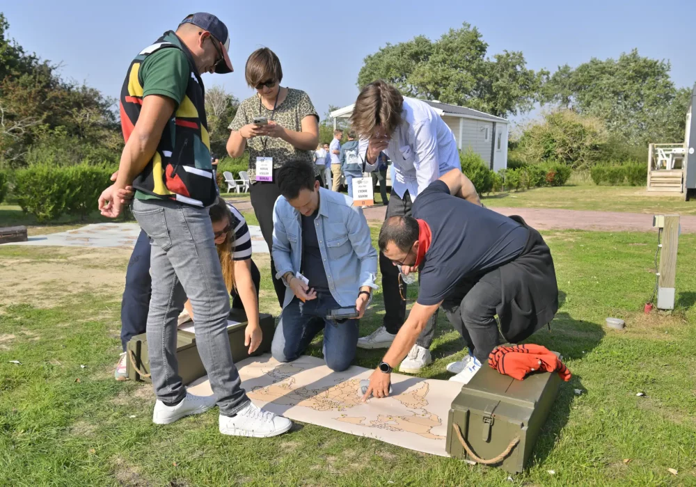 Des joueurs sur un atelier quizz géographie pendant un séminaire
