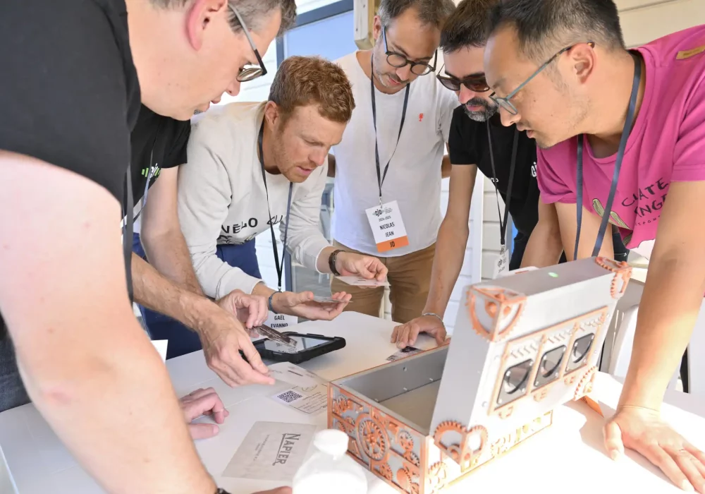 Une équipe de 5 joueurs sur un atelier escape box pendant un team building