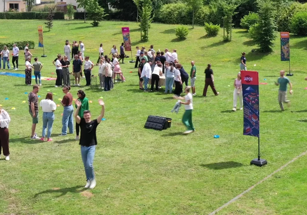 Team building Normandie organisé par un prestataire clé en main, vue aérienne d une olympiade d entreprise Block Event